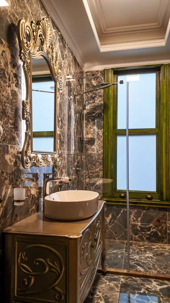 Emerald Mansion Hotel'de tarihi merdiven detayı