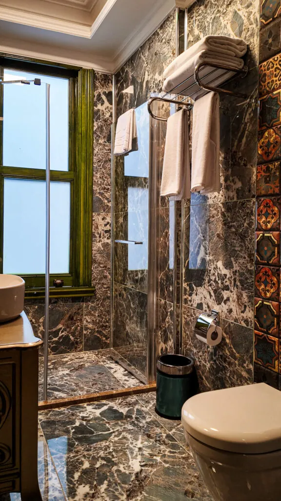 Emerald Mansion butik otelin koridorlarında sıcak aydınlatma