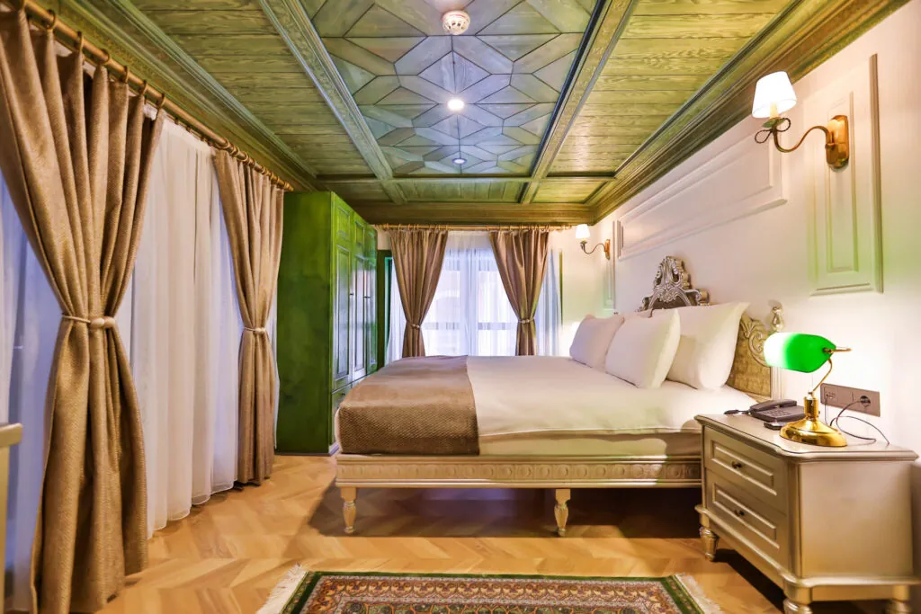 Emerald Mansion Family Suite'in çift kişilik yataklı ilk odası