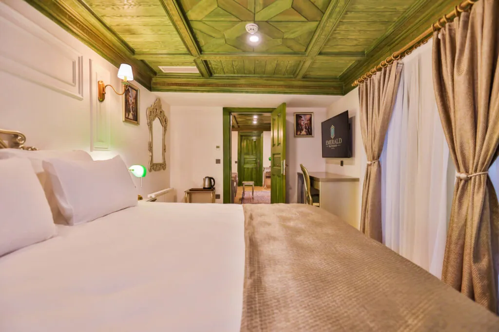 Emerald Mansion Family Suite'in çekyatlı ikinci odası