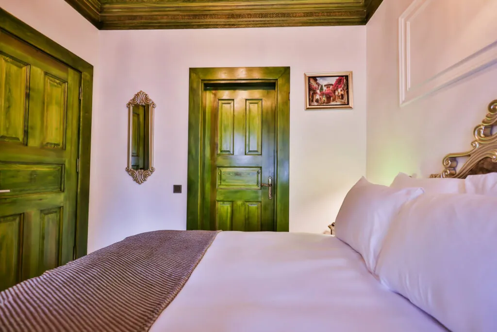 Emerald Mansion Comfort Double Oda'da yüksek tavanlar ve oturma köşesi