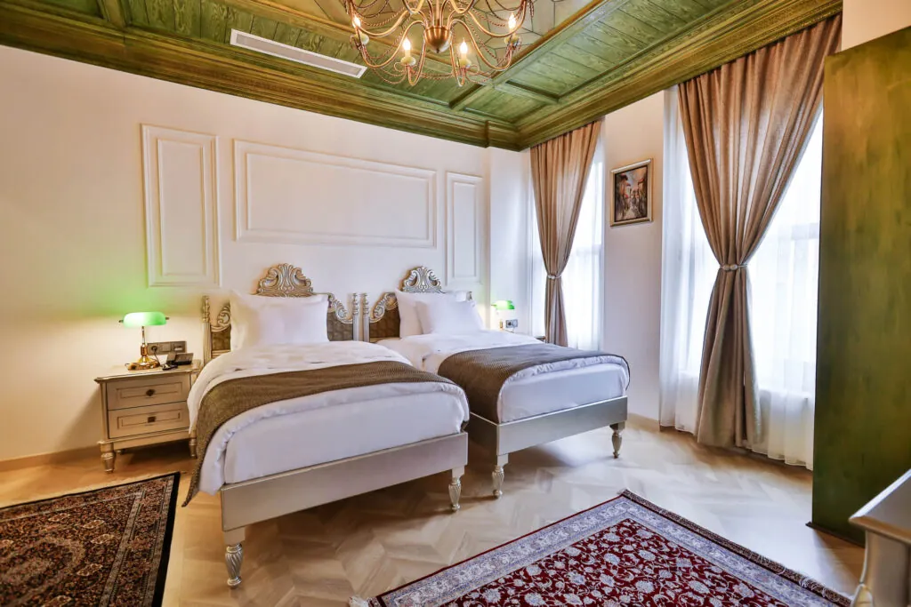 Emerald Mansion Junior Suite Twin'de iki tek kişilik yatak
