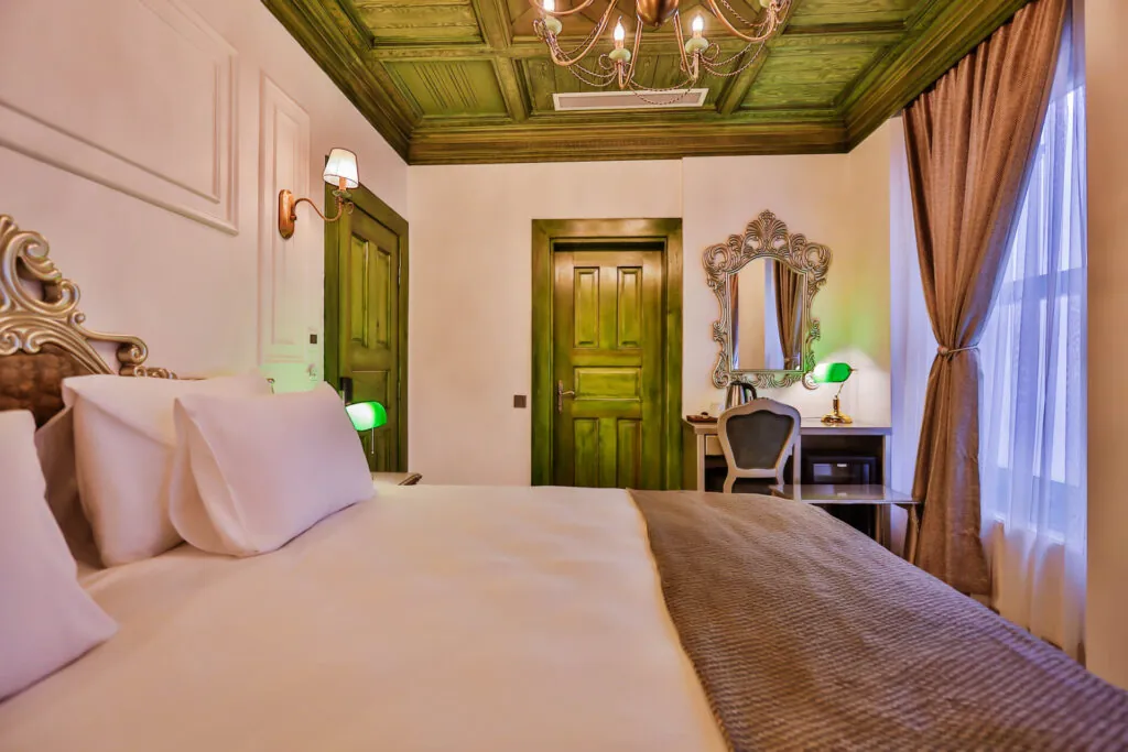 Emerald Mansion Superior King Oda'da oturma alanı ve pencere detayı