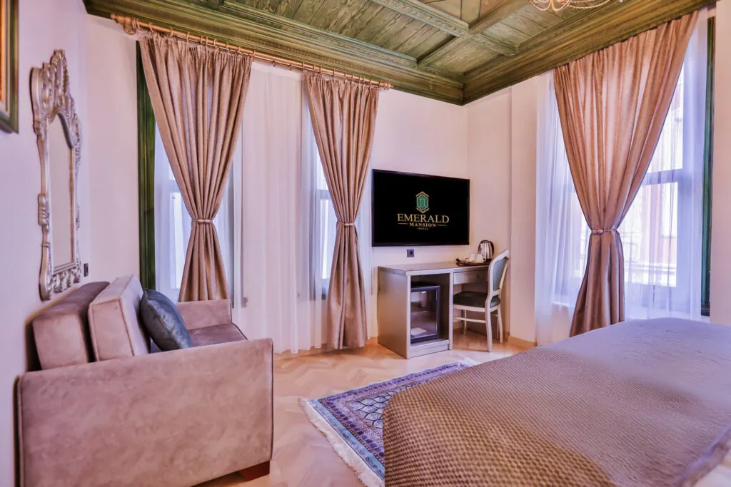 Emerald Mansion Junior Suite King'de el işçiliği ahşap detaylar