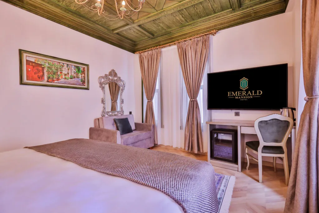 Emerald Mansion Junior Suite King'de koltuklu oturma alanı
